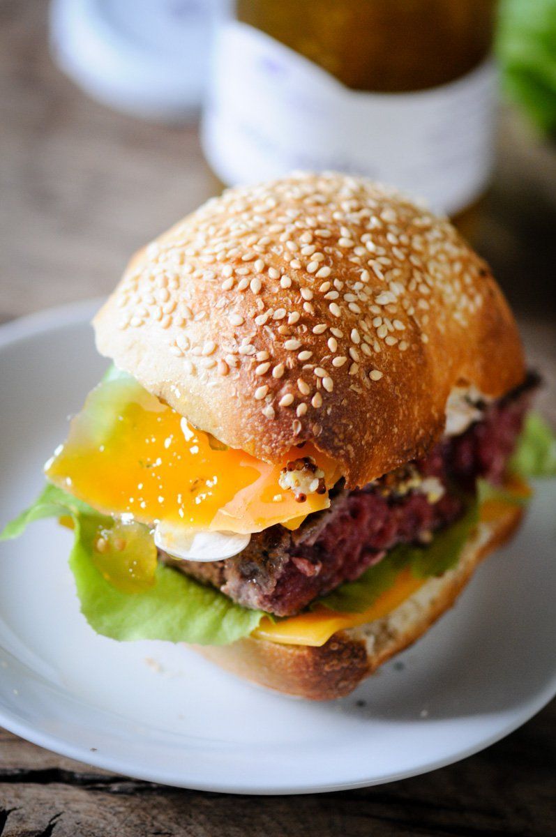 burger maison sauce moutarde et tomate verte